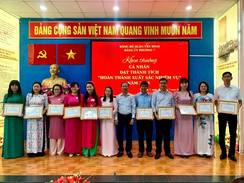 Chúc mừng đồng chí Phạm Luyện Huệ Hường - Bí thư chi bộ và đồng chí Đặng Thị Vân Nhu - Chi ủy được Đảng ủy Phường 7 trao tặng bằng khen Đạt thành tích  Hoàn thành xuất sắc nhiệm vụ  năm 2023