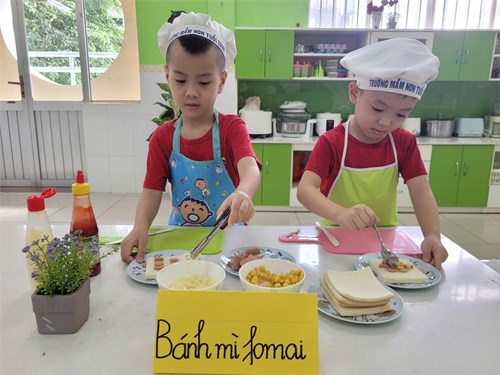 Bé làm bánh mì sanwich nướng phô mai ( lá 2)