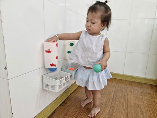 Bé chơi thả bóng nhóm 6-18