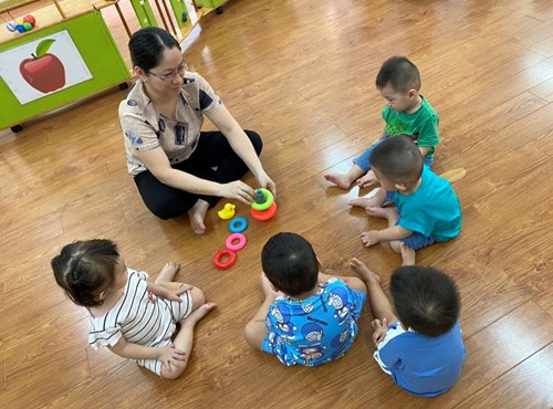Bé chơi với tháp vòng ( nhóm 13 - 18 tháng)