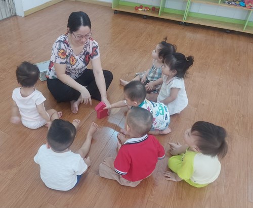 Bé xếp ngôi nhà ( nhóm 13 - 18th)