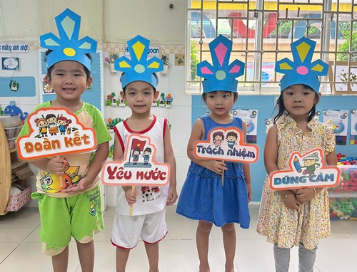 Trang trí mũ Vua Hùng - Lớp Mầm 1