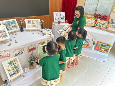 Các bạn Lớp Mầm xem triển lãm  50 năm ươm mầm tương lai - Xây dựng đất nước 