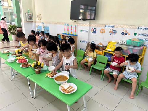 Lớp Mầm 1 ăn buffet kỷ niệm Ngày giải phóng Miền Nam, thống nhất đất nước