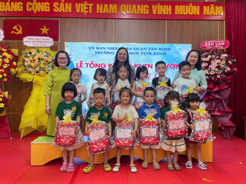 Các bé lớp Mầm 1 được khen thưởng trong năm học 2024-2025