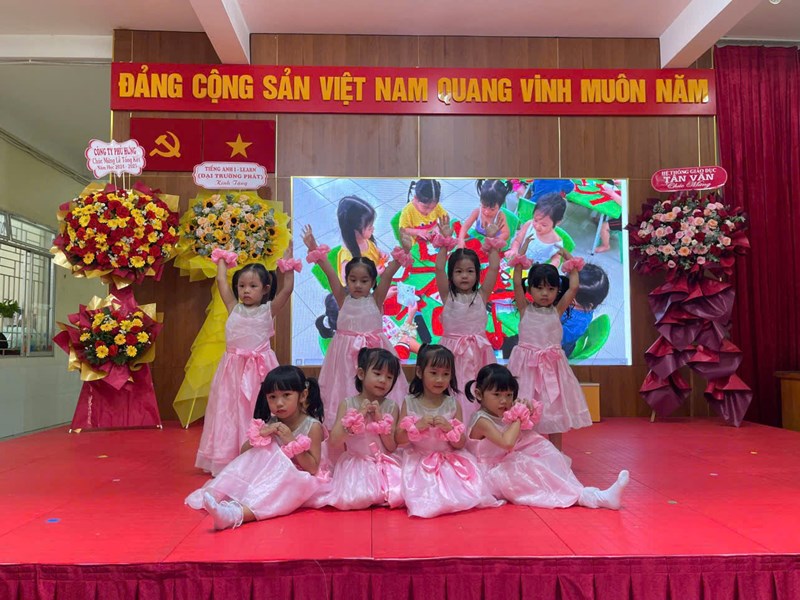Các bé lớp Mầm 1 múa bài  Em yêu trường em 