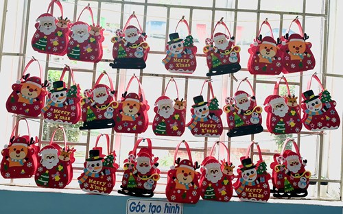 Ráp giỏ quà giáng sinh - Lớp Mầm 1