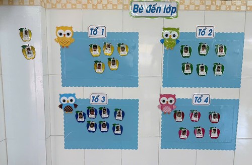 Các bé lớp Mầm 1 thực hành điểm danh