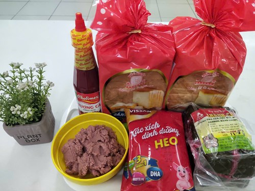 Bánh mì kẹp chả, xúc xích - Lớp Mầm 1