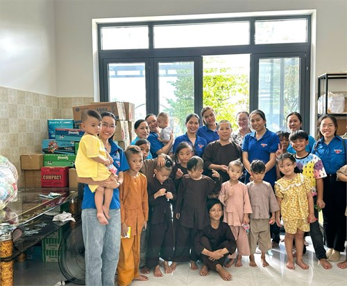 Chi đoàn Trường Mầm non Tuổi Xanh thăm và tặng quà cho các bé ở Mái ấm Tâm Từ Giác