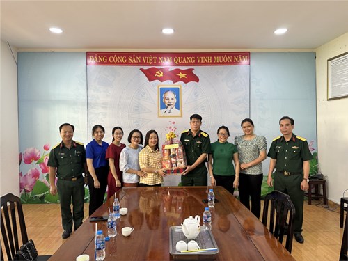 Trường MN Tuổi Xanh đến thăm đơn vị kết nghĩa nhân ngày 22/12