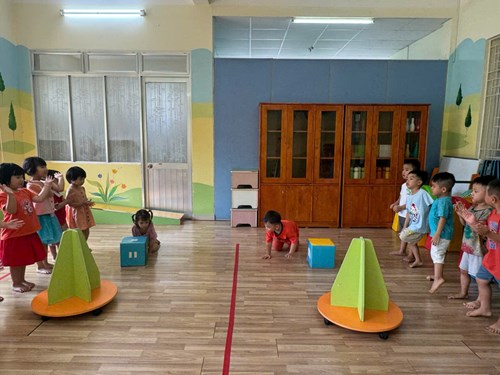 Bé bò dích dắc qua chướng ngại vật ( chồi 3)