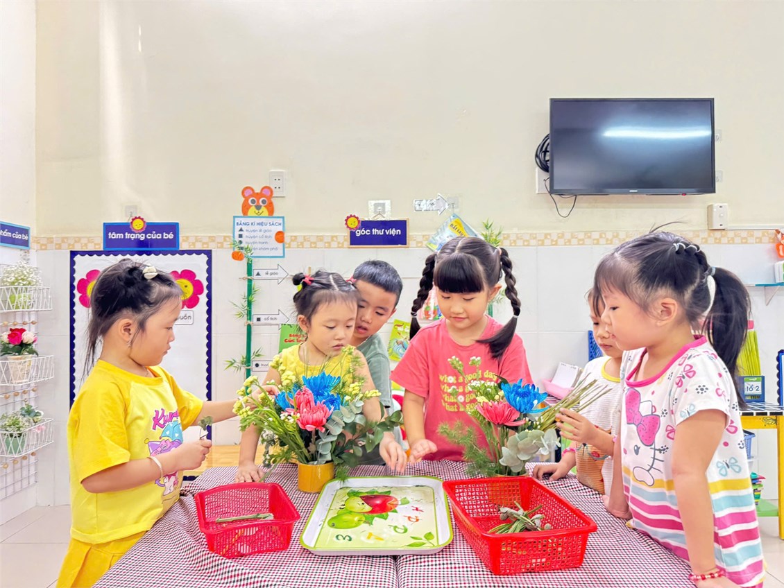 Bé cắm hoa và làm thiệp nhân ngày 20/11 (lớp chồi 3)