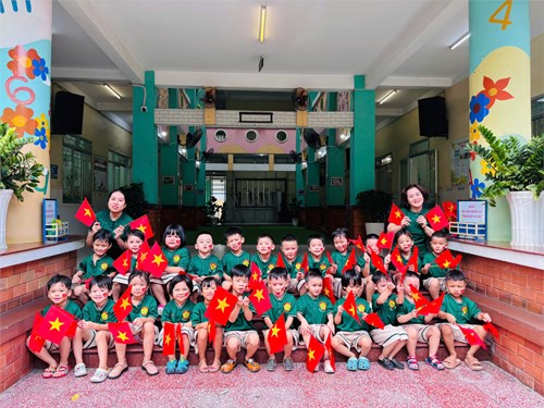 Lớp chồi 4 tham gia hội thi đồng diễn thể dục chào mừng 50 năm ngày giải phóng miền nam thống nhất đất nước.