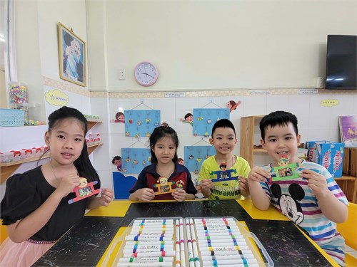 Các bé lớp lá 2 trang trí khung hình noel