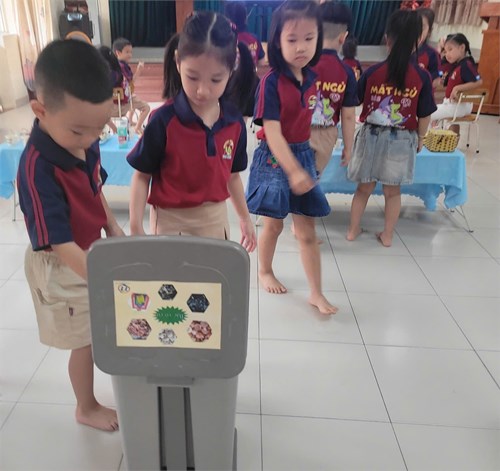 Các bé tham gia buổi học môi trường xung quanh:   Bé phân loại rác thải trong sinh hoạt hàng ngày  .( Lá 2)