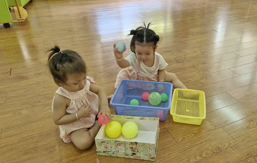 Hoạt động với đồ vật:  Bỏ vào lấy ra  nhóm lớp 6-18 tháng