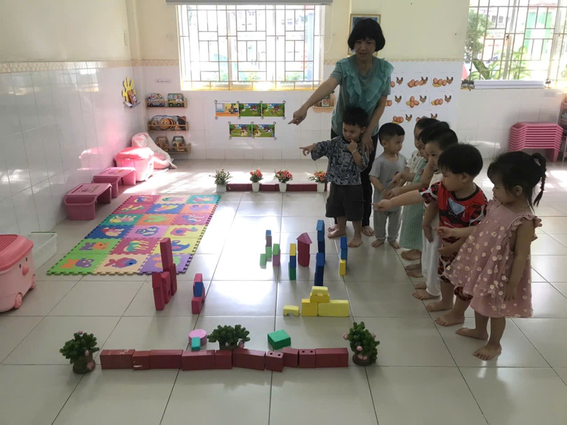 Xây vườn hoa  ( nhà trẻ 1)