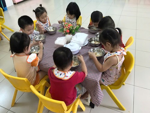 Tổ chức giờ ăn ( Lớp Nhà trẻ 1 )