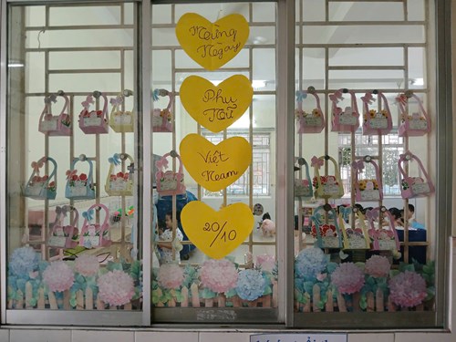 Các bé lớp Mầm 3 kết những giỏ  hoa nho nhỏ, xinh xinh, dễ thương để tặng mẹ nhân ngày 20/10