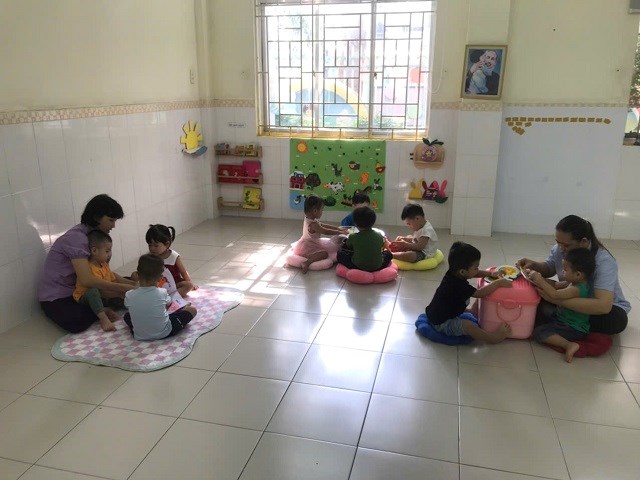 Bé làm quen với sách ( lớp nhà trẻ 1)