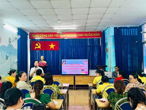 Để thực hiện tốt công tác phòng chống dịch bệnh cho trẻ trong năm học 2024 - 2025. Ngày 30/8/2024 trường Mầm non Vàng Anh rất vinh dự được Th.s Bác sĩ Trần Hoàng Hà - Trưởng trạm Y tế Phường 8 đến tuyên truyền công tác phòng chống dịch bệnh và một số cách sơ cấp cứu nhằm giúp Cán bộ, Giáo viên, Nhân viên cũng cố các kiến thức cơ bản trong công tác phòng chống dịch bệnh và sơ cấp cứu cho trẻ, đặc biệt là cách phòng chống dịch bệnh Sởi hiện nay.