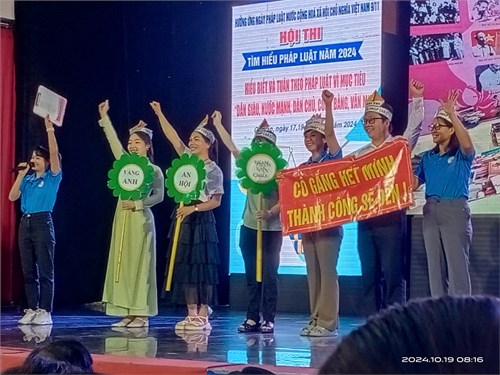 Sáng 19/10/2024, cô Nguyễn Thị Xinh và cô Võ Thị Thúy Vi đại diện Trường Mầm non Vàng Anh cùng các thầy cô Trường Tiểu học An Hội và Trường THCS Phạm Văn Chiêu là tập thể Đoàn viên Công đoàn, Người lao động  cụm trường học Phường 8 tham gia Hội thi  Tìm hiểu Pháp luật năm 2024 . Trong hội thi, cụm trường học Phường 8 đạt giải khuyến khích.