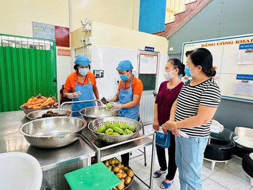 Trường mầm non vàng anh - quận 8 phối hợp phụ huynh học sinh giám sát quy trình tiếp phẩm và sơ chế biến thức ăn cho trẻ tại bếp ăn bán trú nhà trường