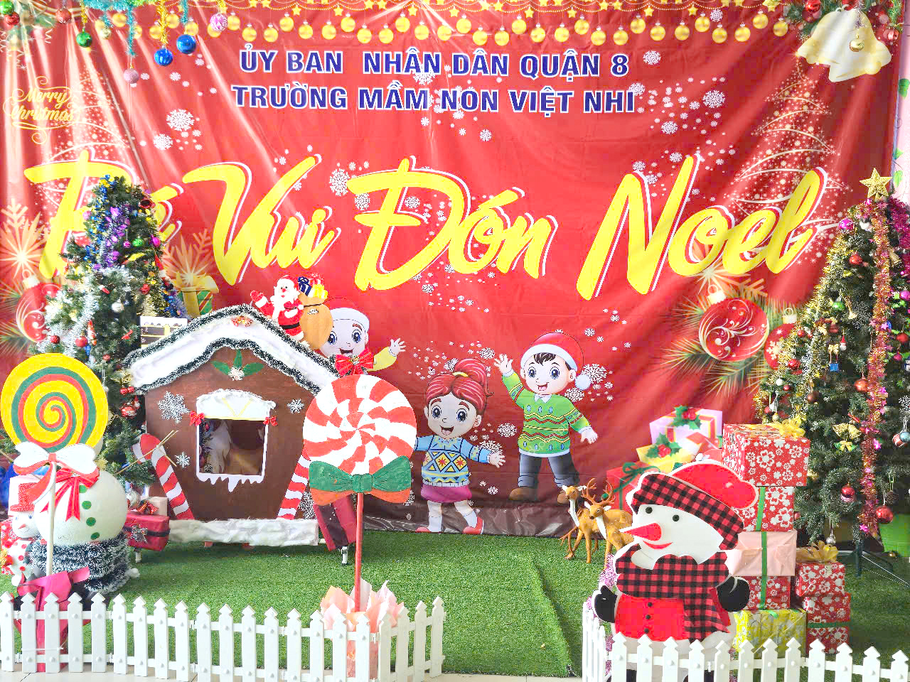 Bé vui đón noel