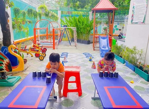 Trò chơi vận động thổi cốc