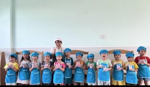 Bé tập làm nội trợ