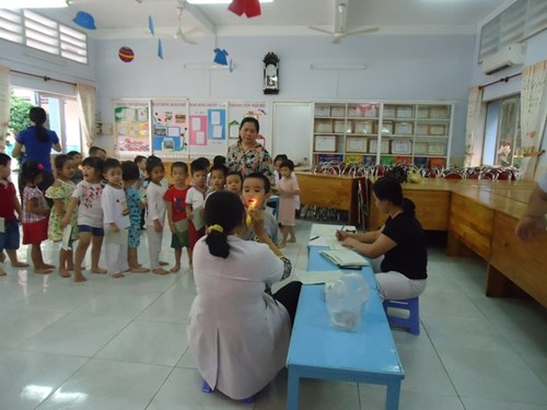 Trẻ được khám sức khoẻ