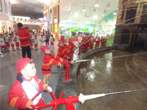 Bé tập làm lính cứu hoả