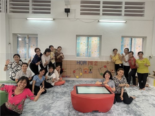 Giáo viên tập huấn Phòng học Thông minh