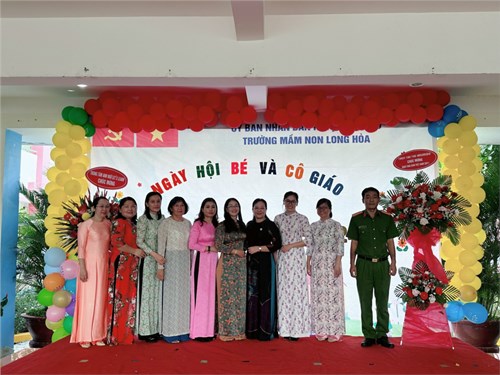 Đại diện các ban ngành đến chúng mừng ngyà hội cô và bé năm học 2023-2024