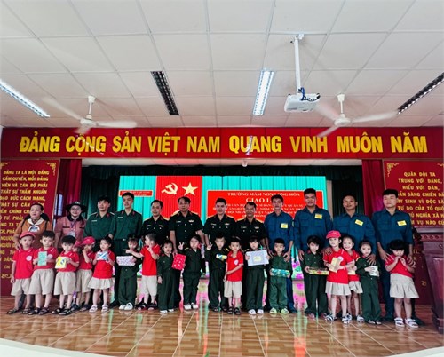 Hình ảnh trẻ Trường Mầm non Long Hòa giao lưu với cán bộ, chiến sĩ BCH quân sự Huyện Cần Giờ nhân kỷ niệm 79 năm thành lập quân đội nhân dân Việt Nam và 34 năm ngày hội quốc phòng toàn dân.