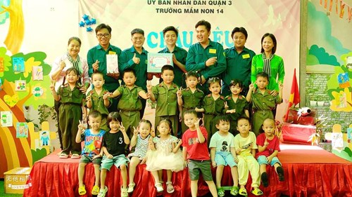 Bé vui cùng các chú bộ đội của lớp chồi 2