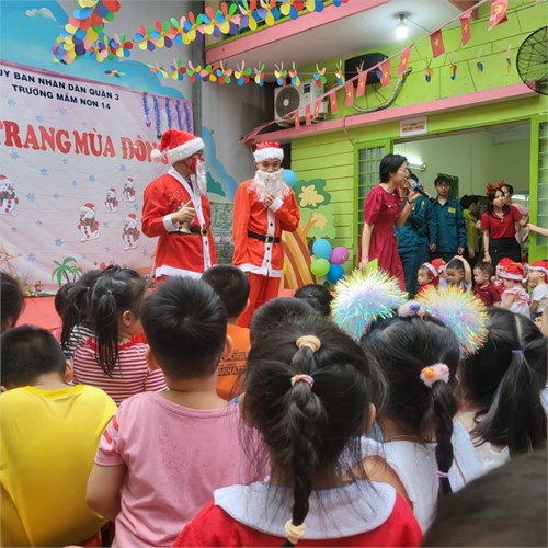Bé chơi lễ hội mùa đông