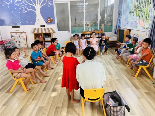 Các bé Lớp Lá 3 học kỹ năng bảo vệ an toàn cho bé