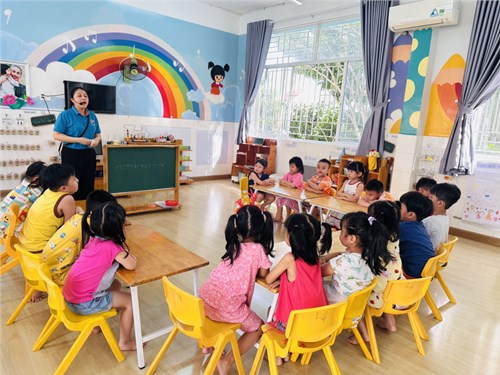 Các bé lớp Lá 4 học toán tư duy