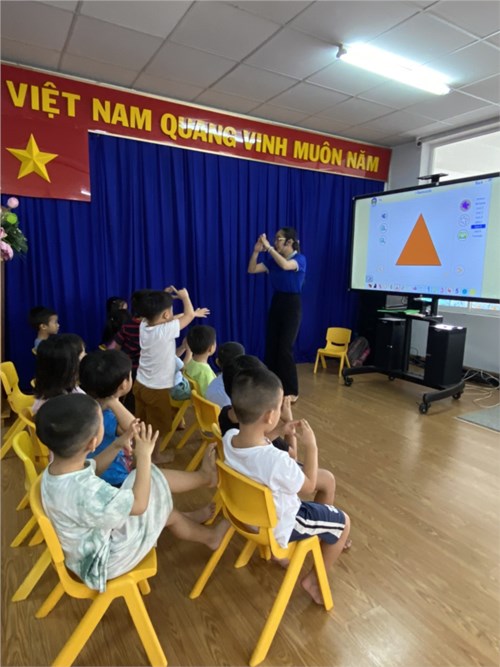 Các bé lớp chồi 1 học anh văn