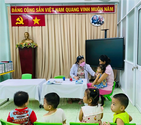 Trường Mầm non 15 tổ chức khám sức khoẻ cho học sinh, năm học 2023 - 2024