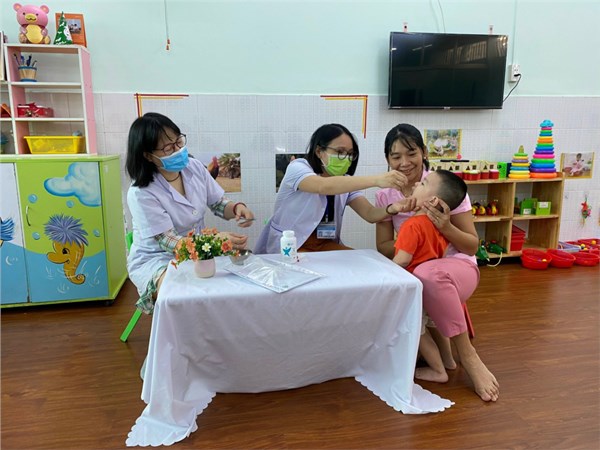 Trường Mầm non 15, tổ chức cho trẻ từ 13 tháng tuổi đến 36 tháng tuổi uống Vitamin A tại trường.