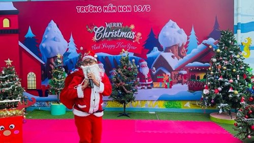 Bé vui Noel 2023