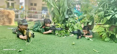 Hoạt động trải nghiệm  Một ngày làm Chú Bộ Đội  của các bé trường Mầm non 19/8.