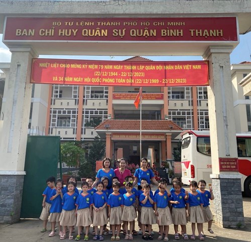 Trường mầm non 24B đã tổ chức cho bác bé khối Lá tham quan Ban chỉ huy Quân sự quận Bình Thạnh.