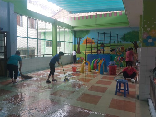Trường Mầm non 24B thực hiện công tác tổng vệ sinh môi trường ngoài lớp học hàng tuần