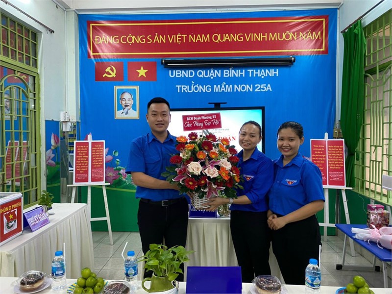 Đoàn Phường tặng hoa chúc mừng Đại hội Chi đoàn