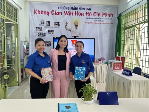Chúc mừng 2 đồng chí trong Ban chấp hành Chi Đoàn