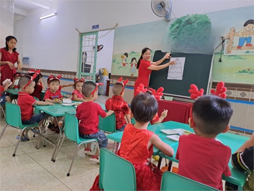 THAO DIỄN RA PHỤ HUYNH (cô Ngọc Liên - nhóm Sơn ca 2)